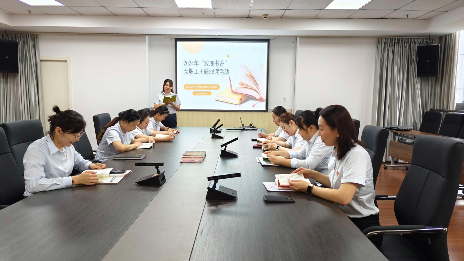 （人力資源公司）三組聯(lián)袂，共繪巾幗書香畫卷——市人力資源公司聯(lián)合工會(huì)開展“玫瑰書香”女職工主題閱讀活動(dòng).jpg